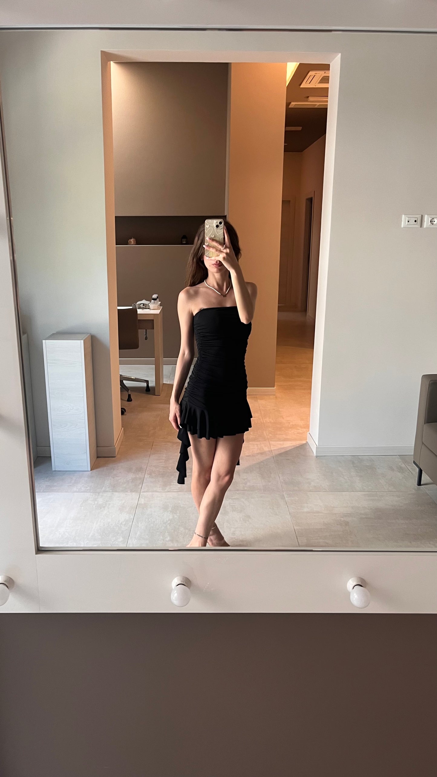 Vestito con coppe e voulant nero