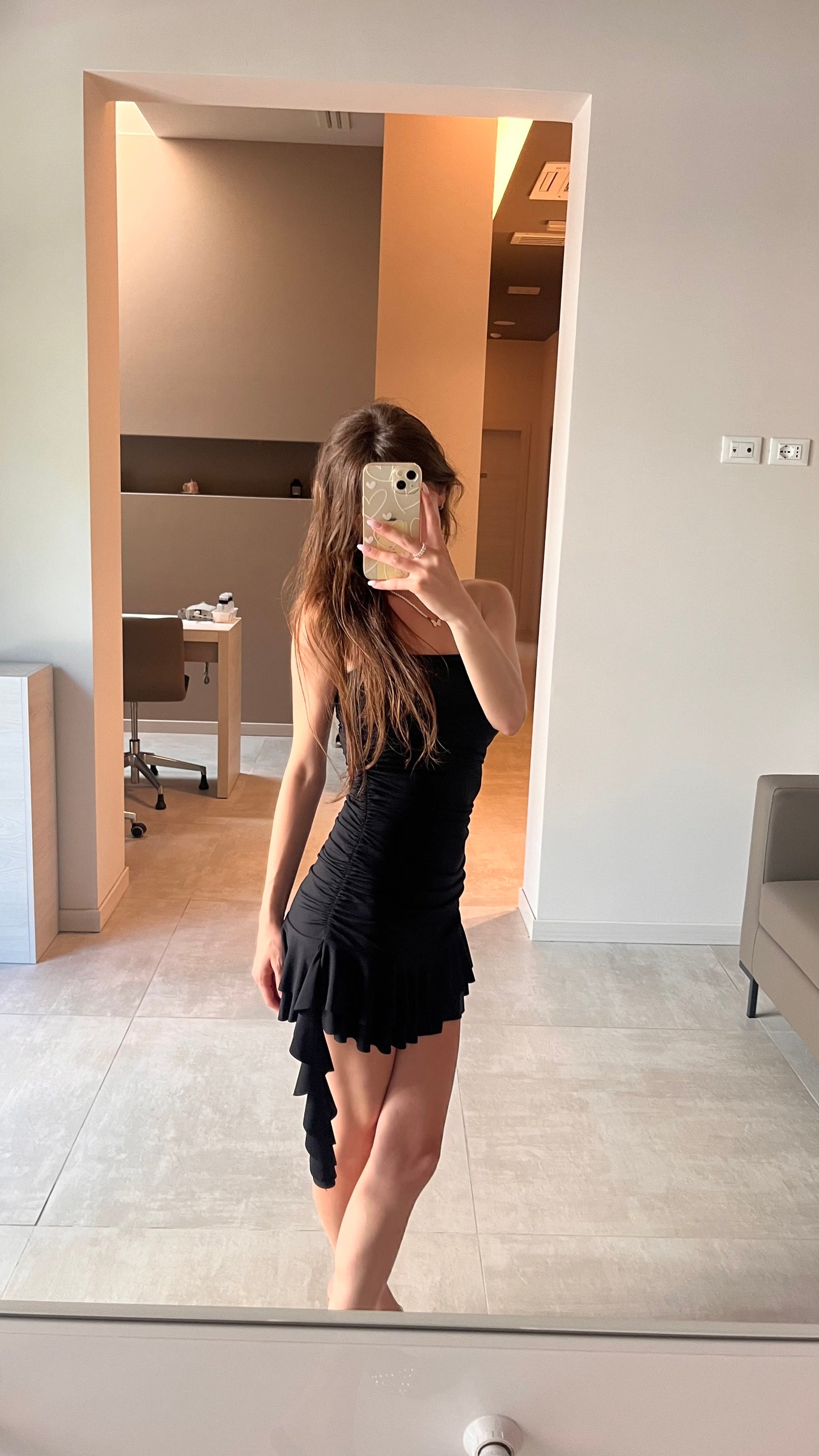 Vestito con coppe e voulant nero