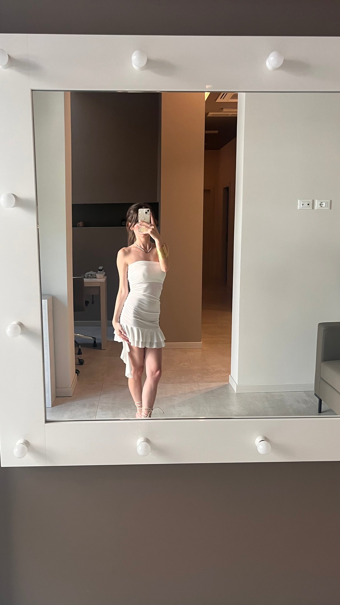 Vestito con coppe e voulant bianco