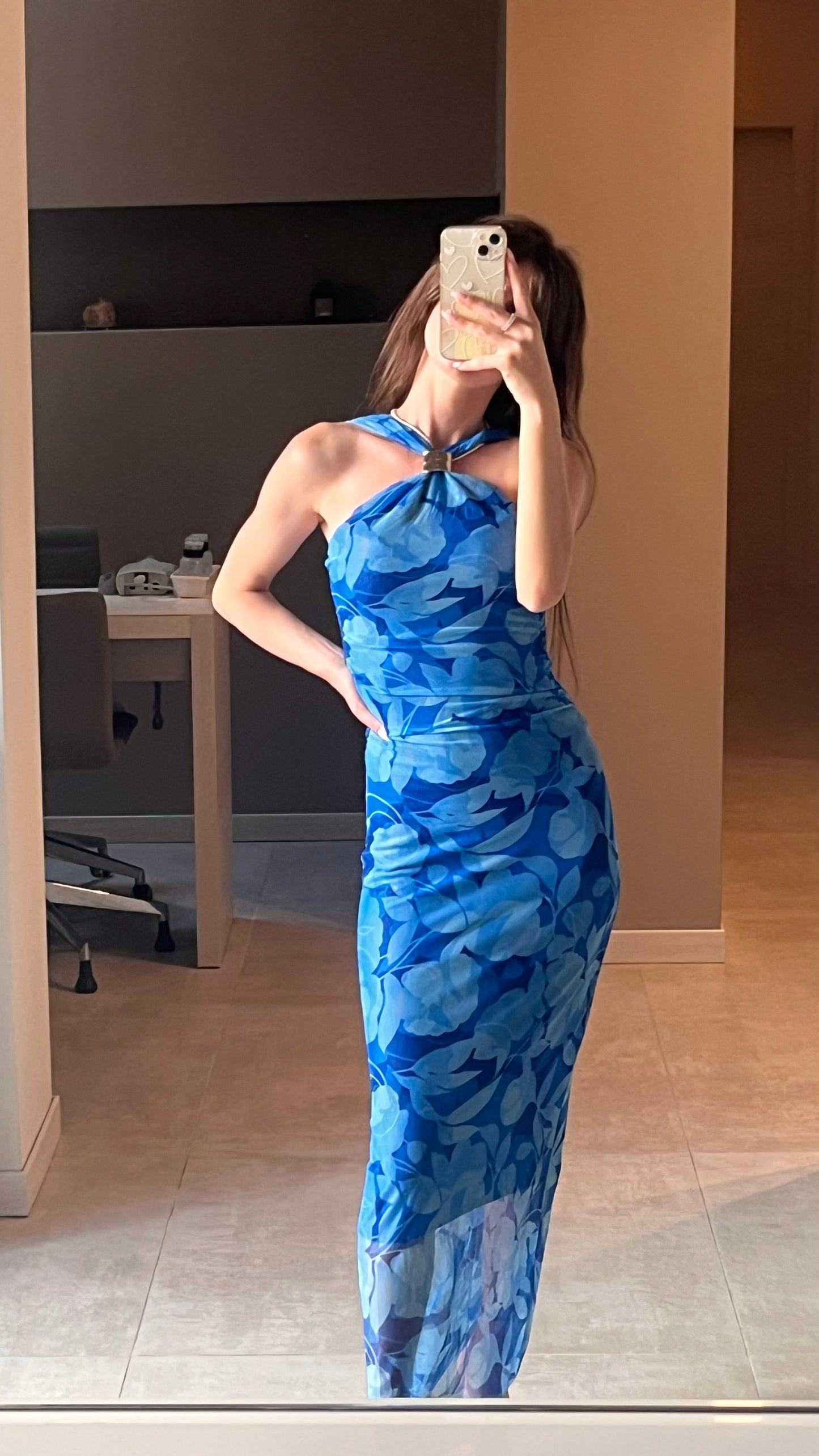 Vestito blu con gioiello