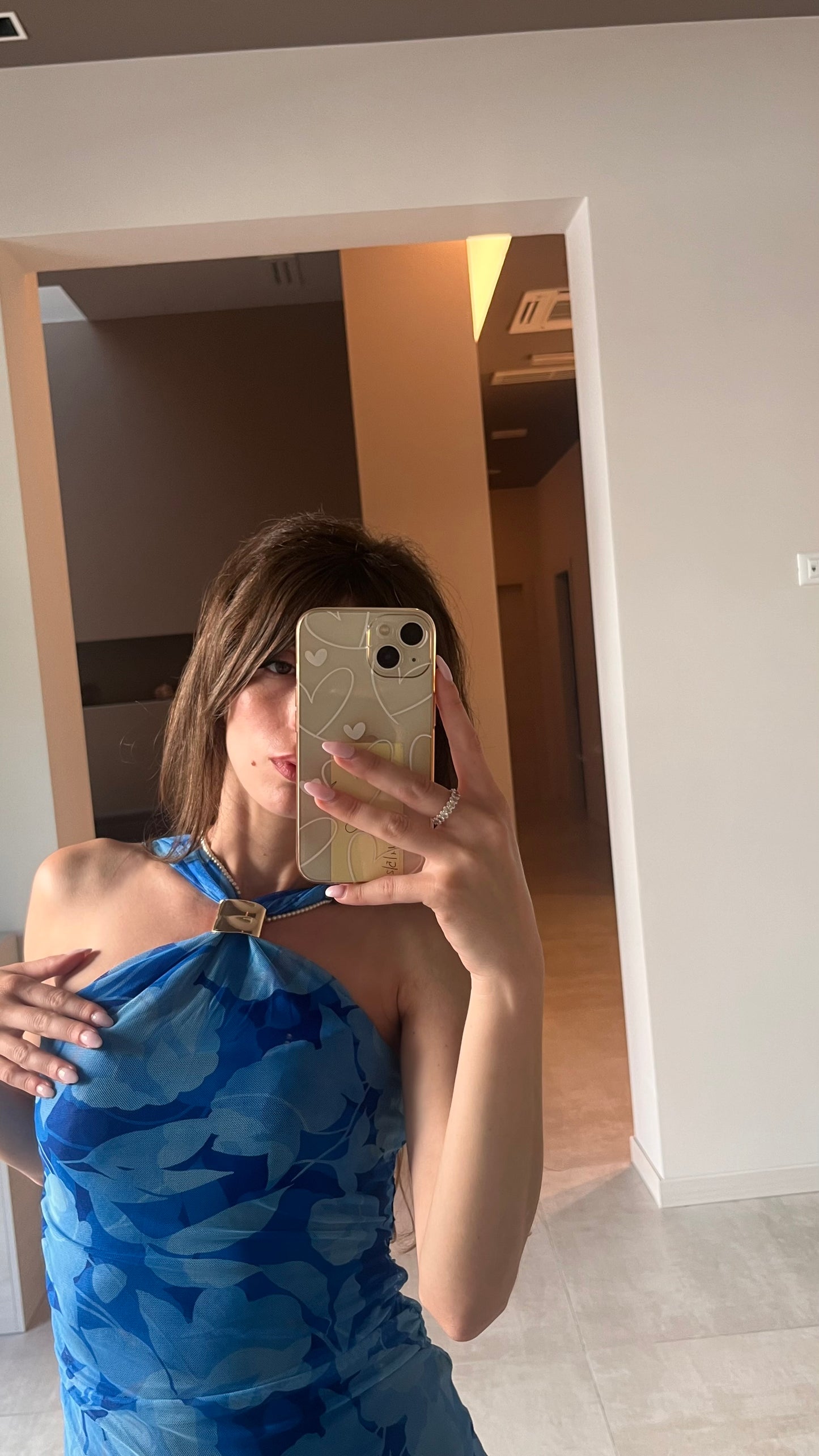 Vestito blu con gioiello